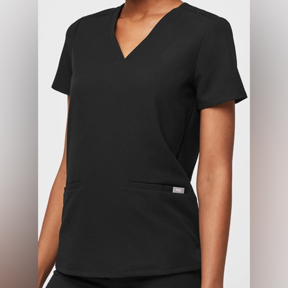 FIGS Women's Black Casma™ - Three-Pocket Scrub Top